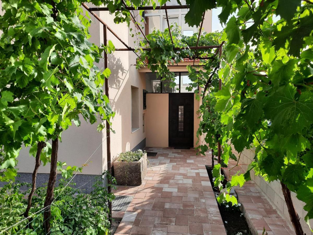 Apartman Laura M Vodice Bagian luar foto