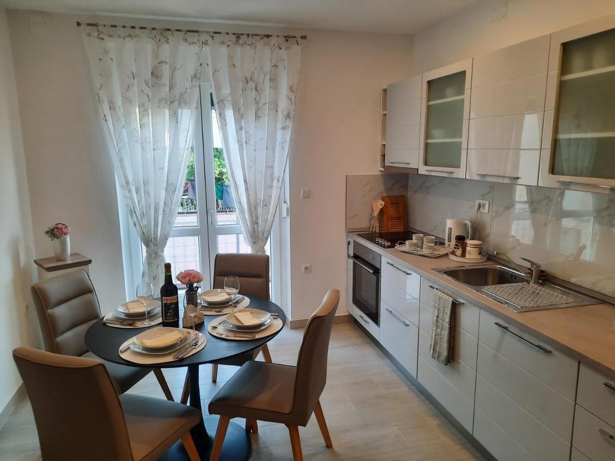 Apartman Laura M Vodice Bagian luar foto