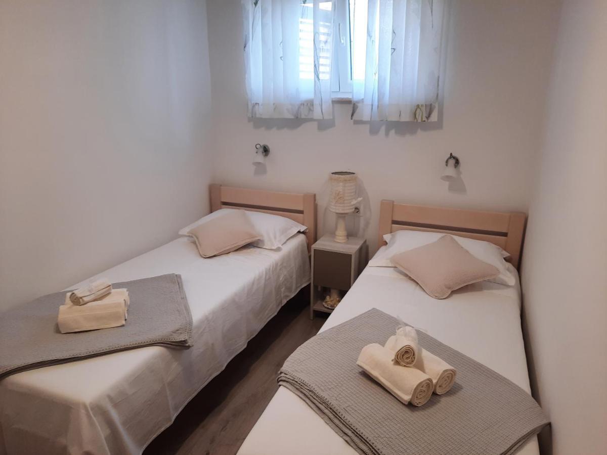 Apartman Laura M Vodice Bagian luar foto