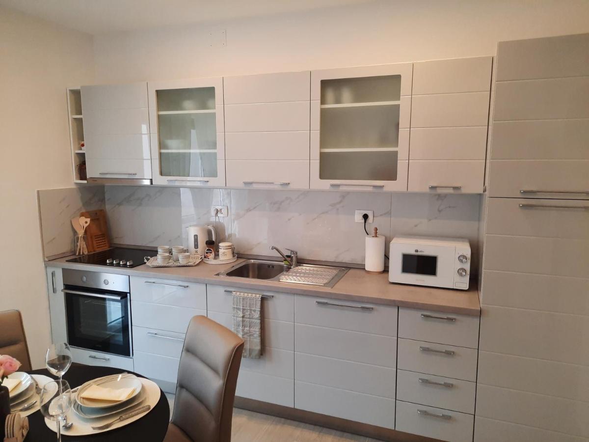 Apartman Laura M Vodice Bagian luar foto