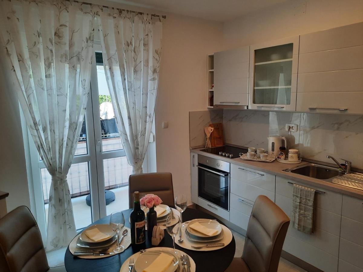 Apartman Laura M Vodice Bagian luar foto