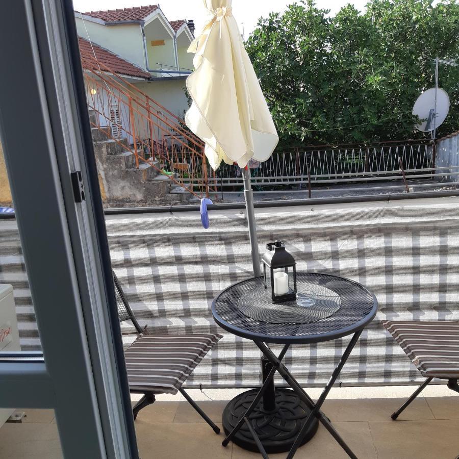 Apartman Laura M Vodice Bagian luar foto